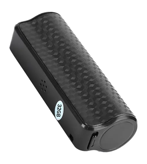 Kompaktni digitalni audio snimač sa 32GB memorije i teksturiranom crnom površinom, prikazan iz blagog ugla.