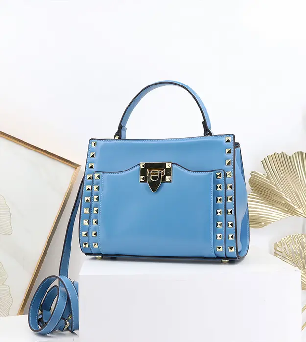 Ženska torba Arelith Frame u svetloplavoj boji sa zlatnim okovima i bravicom