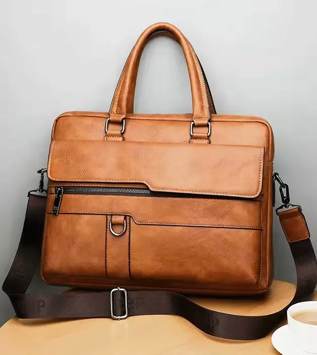 Elegantna braon muška poslovna torba Carvallo od eko Pro kože, minimalističkog dizajna sa pregradama za laptop i dokumenta.