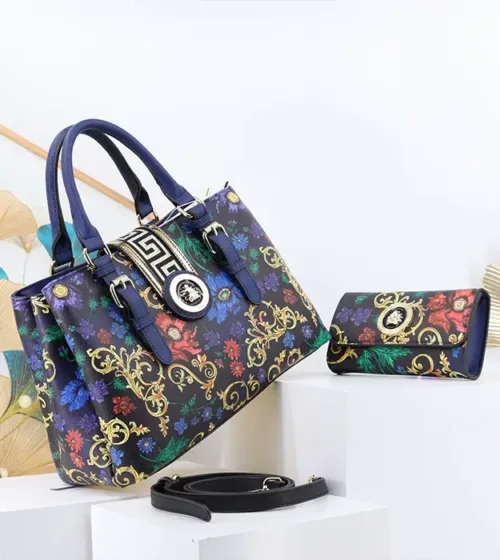 Elegantna ženska torba Florvelle Mirage sa ornamentalnim printom u plavo-zlatnoj kombinaciji, postavljena na svetloj pozadini.