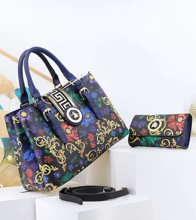 Elegantna ženska torba Florvelle Mirage sa ornamentalnim printom u plavo-zlatnoj kombinaciji, postavljena na svetloj pozadini.