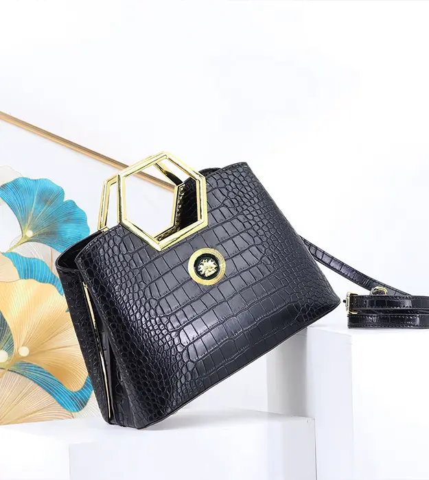 Elegantna ženska torba Leonaria Noir Lux od krokodilske PU kože sa zlatnim šestougaonim ručkama i lavljim amblemom