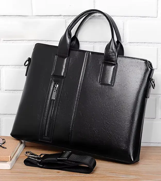 Elegantna crna muška poslovna torba Levoro Noir od eko kože, sa ručkama i zatvaračem na rajsferšlus.