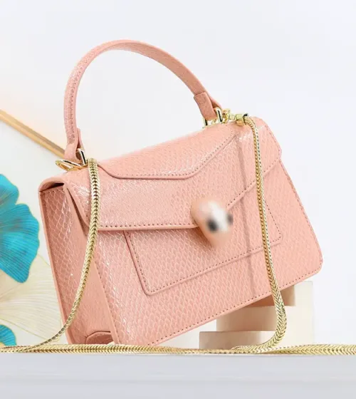 Serpentina Rose – elegantna ženska roze crossbody torba od PU kože sa sjajnim efektom i zlatnim detaljima