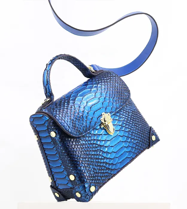 Plava luksuzna ženska torba Viperé Azura sa zmijskim uzorkom i zlatnim detaljima, nošena preko ramena