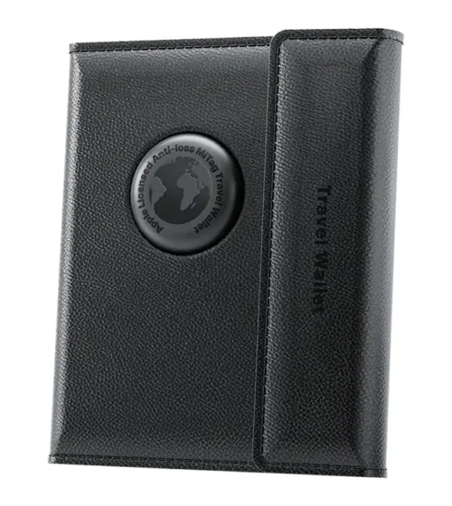 Kožni putni novčanik za pasoš sa ugrađenim Bluetooth trackerom, crne boje, položen na prtljag