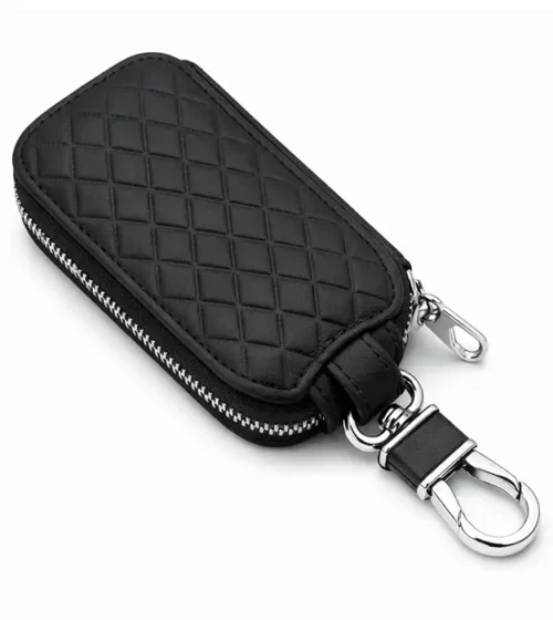 Crna prošivena kožna futrola za ključeve sa metalnom karabinom
