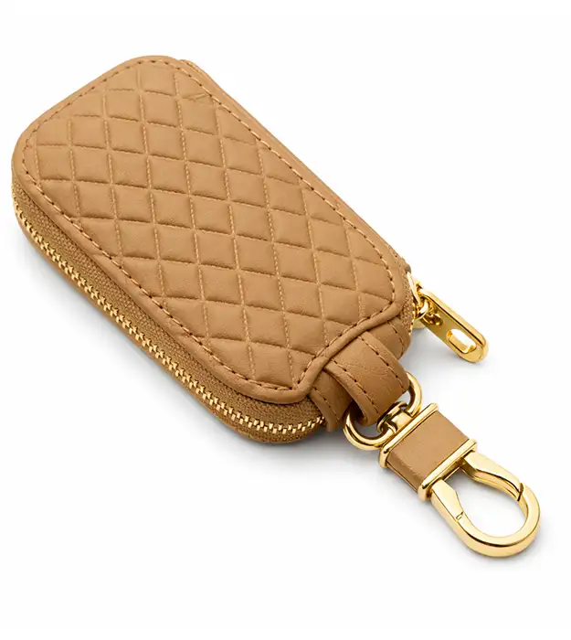 Prošivena bež kožna futrola za ključeve Quilvero sa zlatnom karabinom